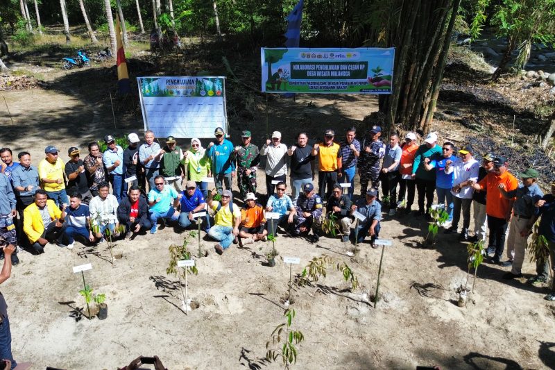 Warga dan Pemerintah Desa Malangga Tanam 350 Bibit Durian di Bantaran Sungai